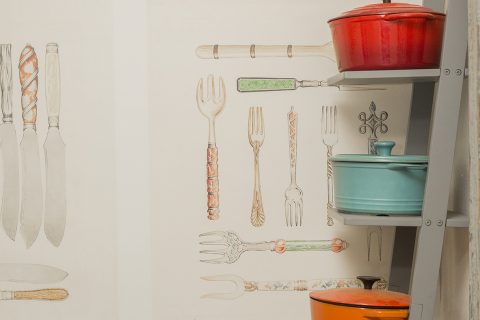  En esta cocina se destaca el exclusivo papel mural importado de Francia.