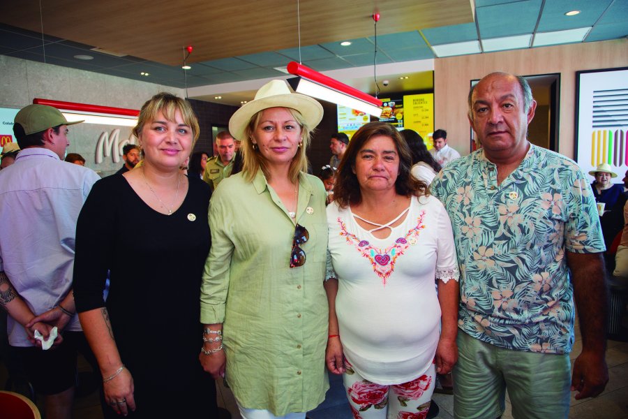 Laura Olivera, Carolina Ayala, Teresa Ayala, Juan Contreras.